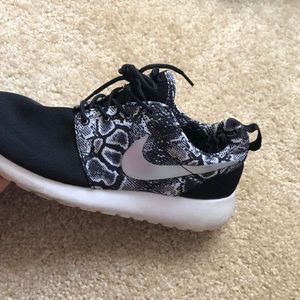 Nike roshe women’s size 8